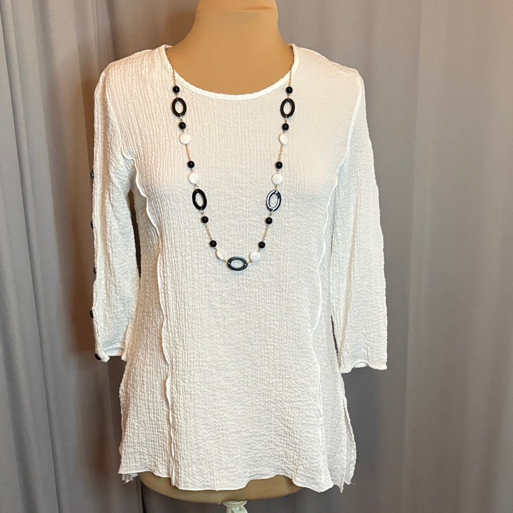 Alfred Dunner Women's White Crinkle Tunic Top with Clip-on Necklace
